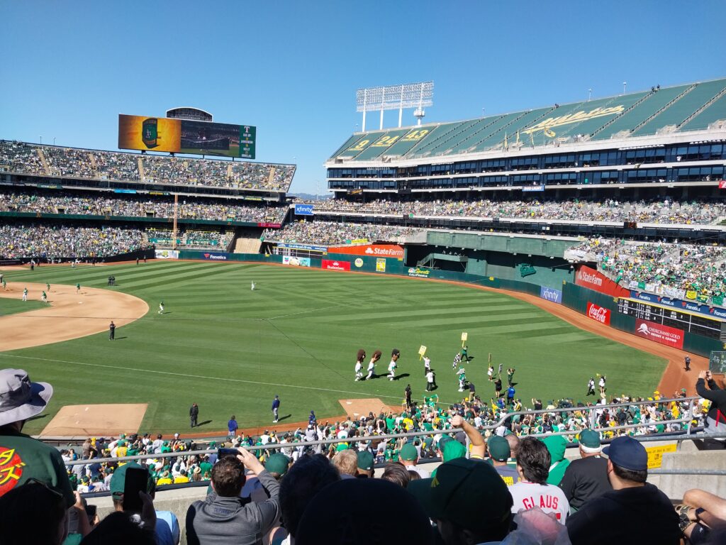  Bighead Rickey Henderson wins race — Oakland A's last game at Coliseum